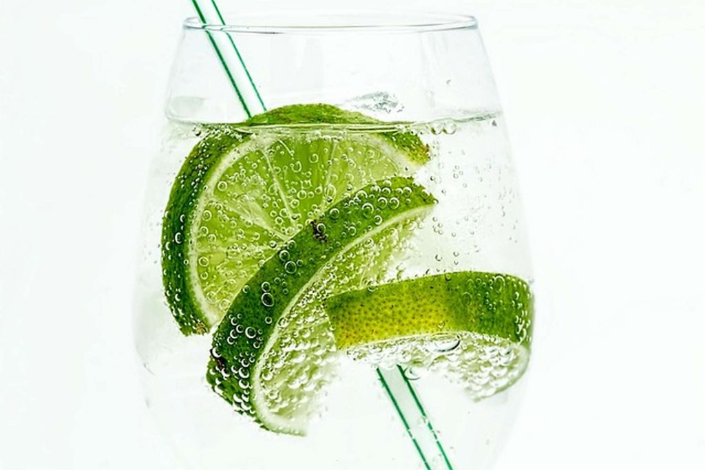 Wasser mit Limette in einem Glas