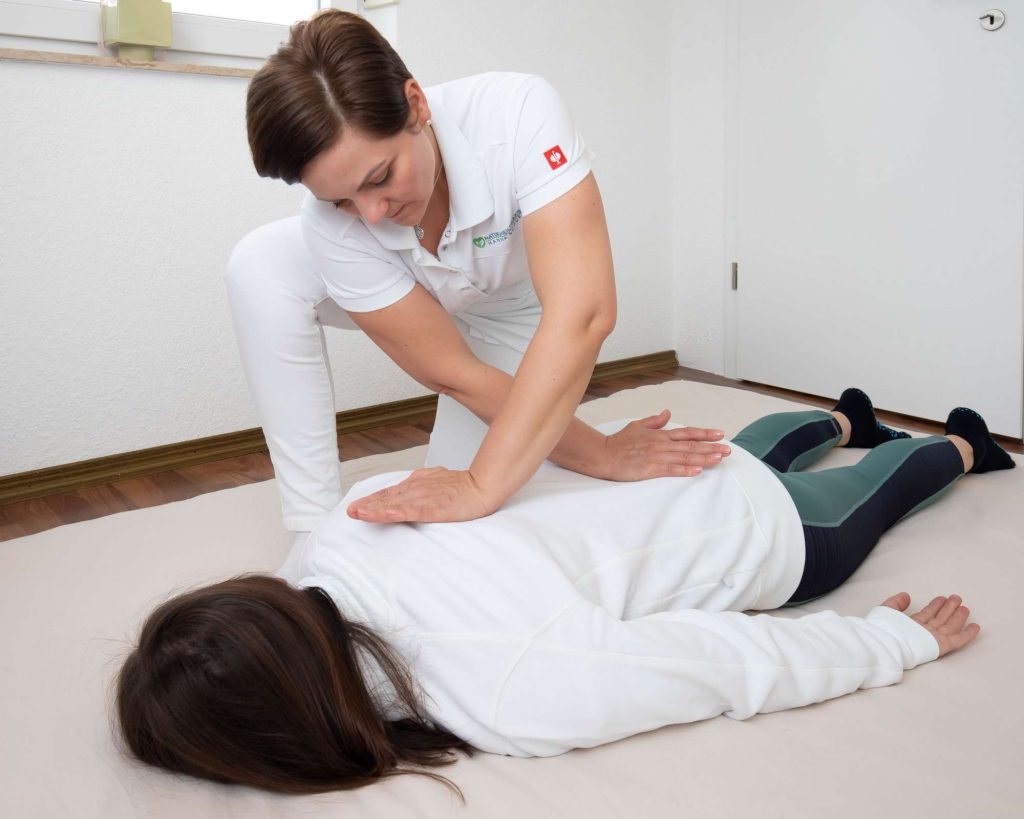 Naturheilpraktiker führt eine Shiatsu-Massage am Rücken durch