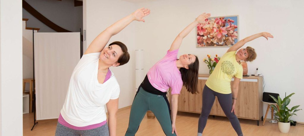 Naturheilpraktiker leitet eine Yoga-Sitzung in der Halle 